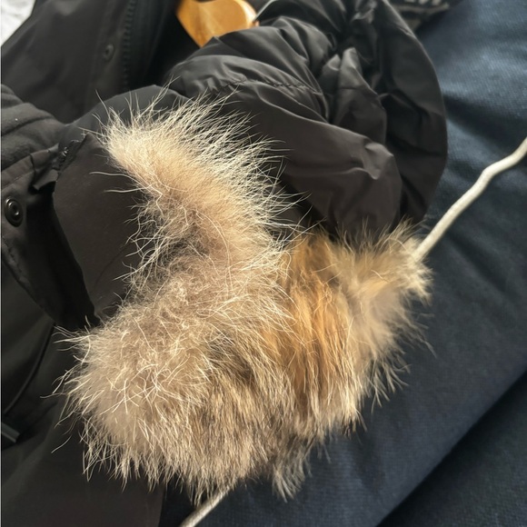 Women’s size small Canada goose! - Picture 2 of 4
